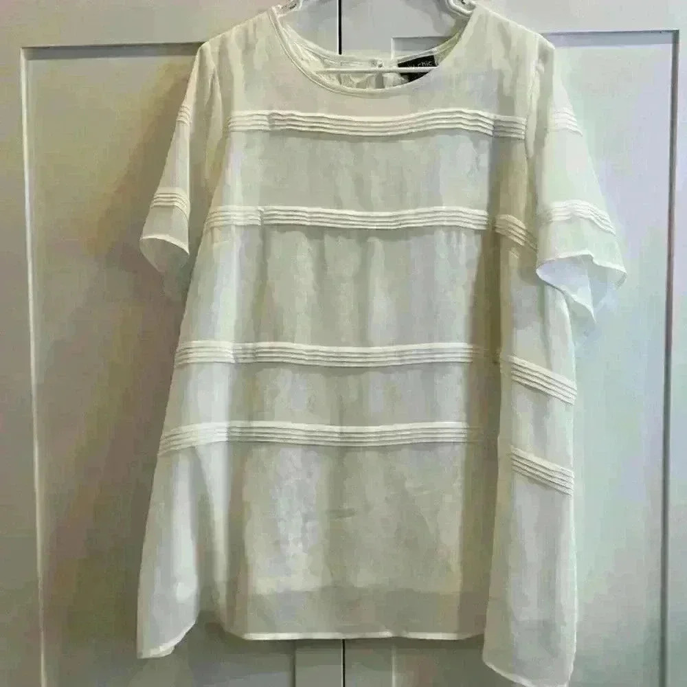 NORDSTROM CITY CHIC BRAND‎ WOMENS PLUS SIZE XL, BEAUTIFUL SHORT SLEEVE CREAM.